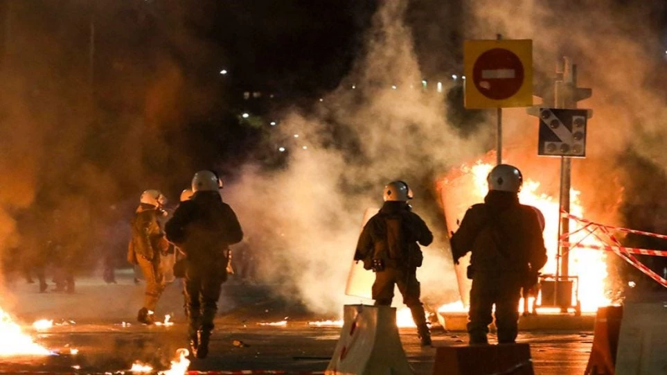 Ελεύθεροι οι οκτώ μπαχαλάκηδες που κατηγορούνταν για κακουργήματα για τα επεισόδια στο Πολυτεχνείο